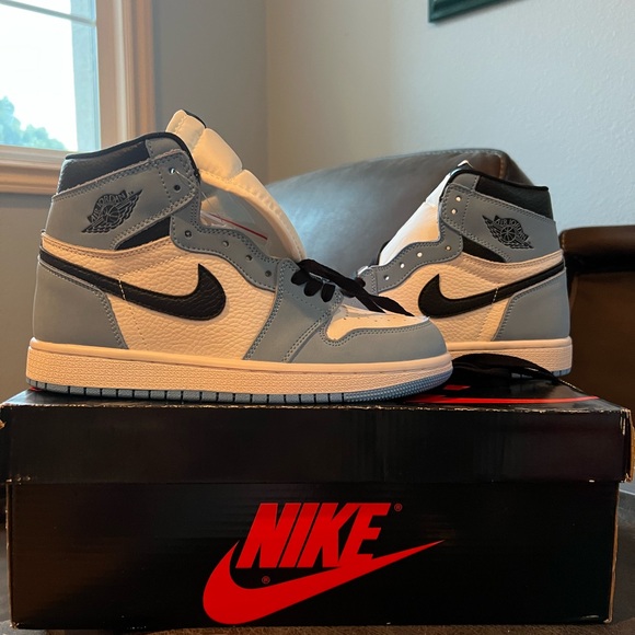 Jordan 1 Retro High OG
University Blue
Men’s 6
Women’s 7.5 - Picture 2 of 6